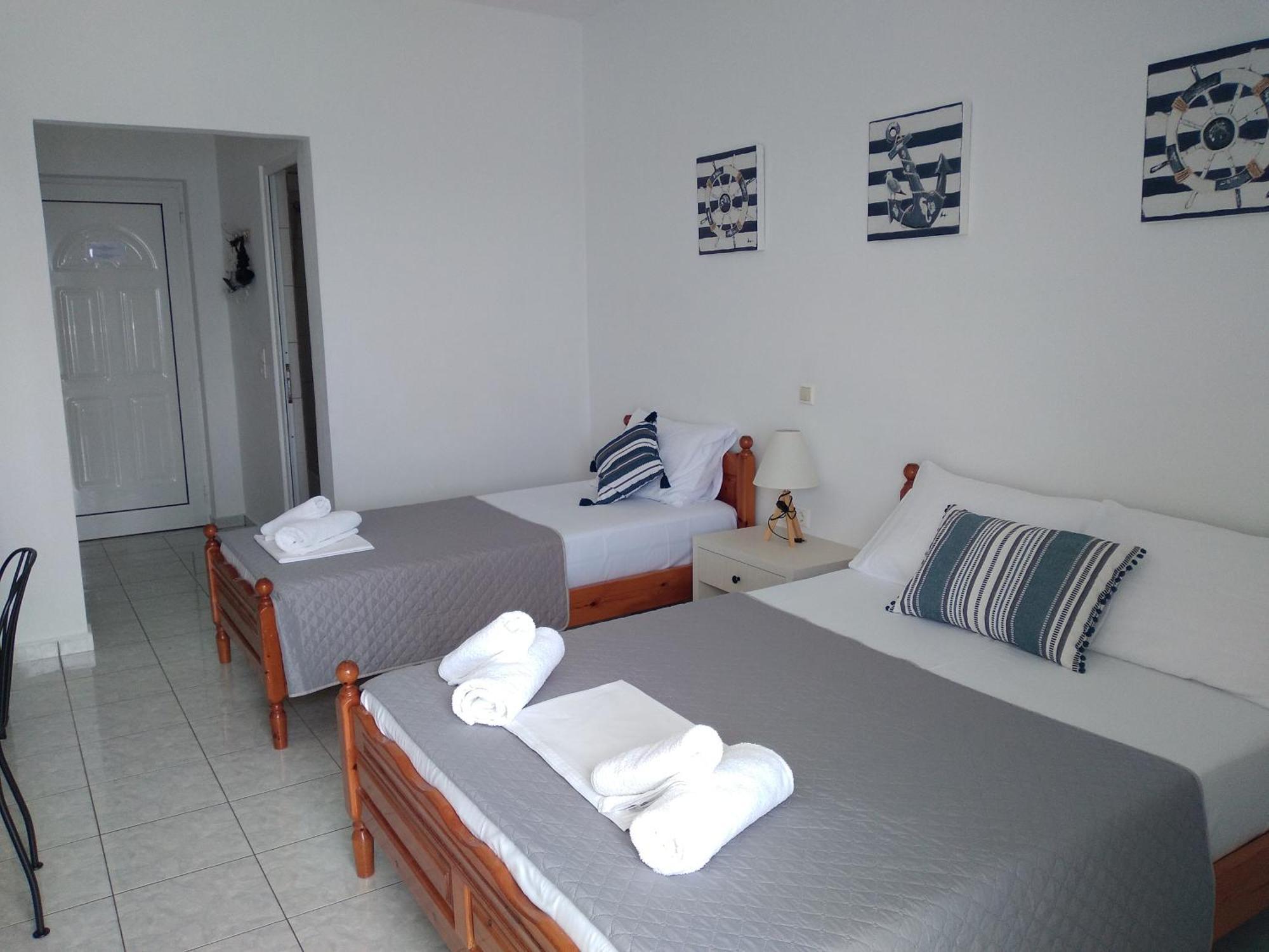 Nadim Rooms Himare Rum bild